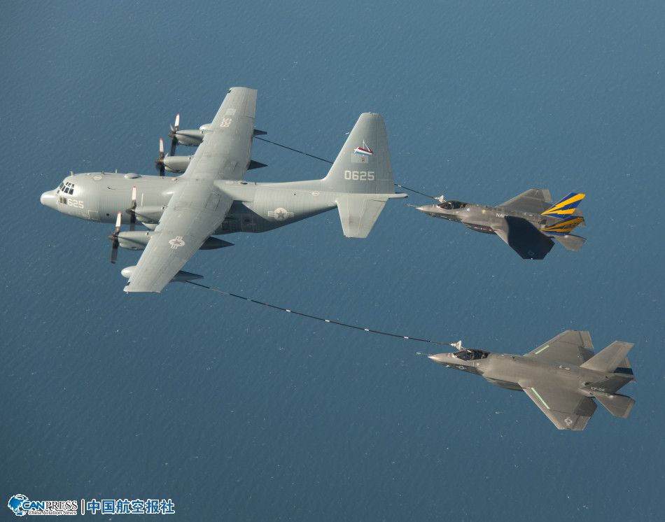 F-35C�״ν���˫��ͬʱ���м���