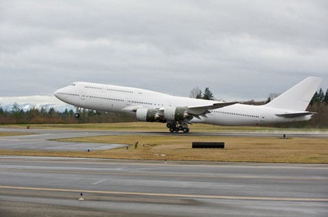全球首架交付航空公司747-8客机完成生产首飞