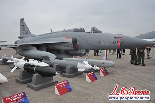2012��11��15�գ� �ͻ�˹̹�վ�"��֩��"�жӱ��122��JF-17��"�׵�"ս�����ڵھŽ��й���չ�Ͼ�̬չʾ����Ӱ: ���������ļ���  ��ת��