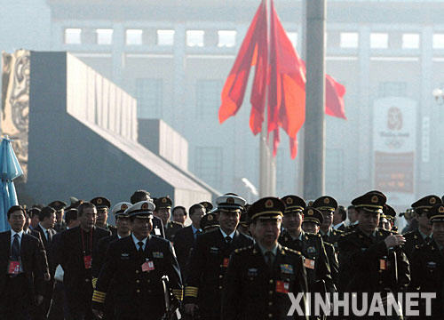 10月21日,中国共产党第十七次全国代表大会闭幕会将在北京人民大会堂举行。这是代表和工作人员走向人民大会堂。