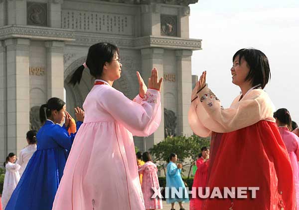 6��19�գ����ʴ�ѧ�����׶�ƽ���Ŀ����Ź㳡�������衣�����ǳ�������쵼�˽����ս��뵳���빤��43��������գ���ǡ�����ڣ���������ѧ����ƽ������Ҫ�㳡���м�����ᣬ���Ƚ��ա�